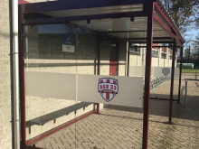 Aanbrengen nieuwe logo's